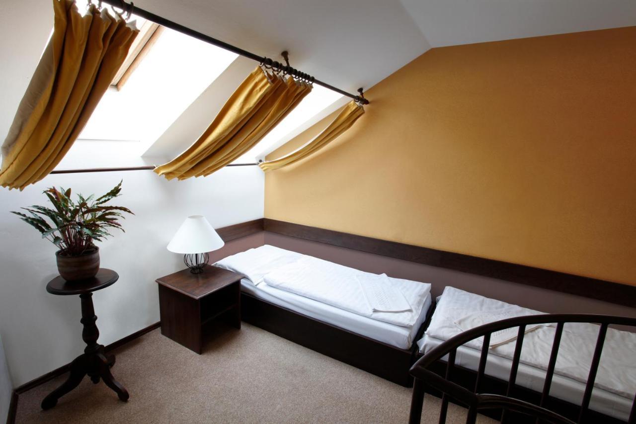 Hotel U Krize Прага Екстер'єр фото