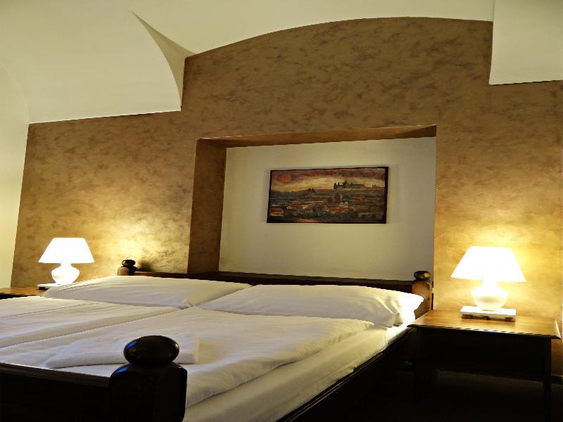 Hotel U Krize Прага Екстер'єр фото