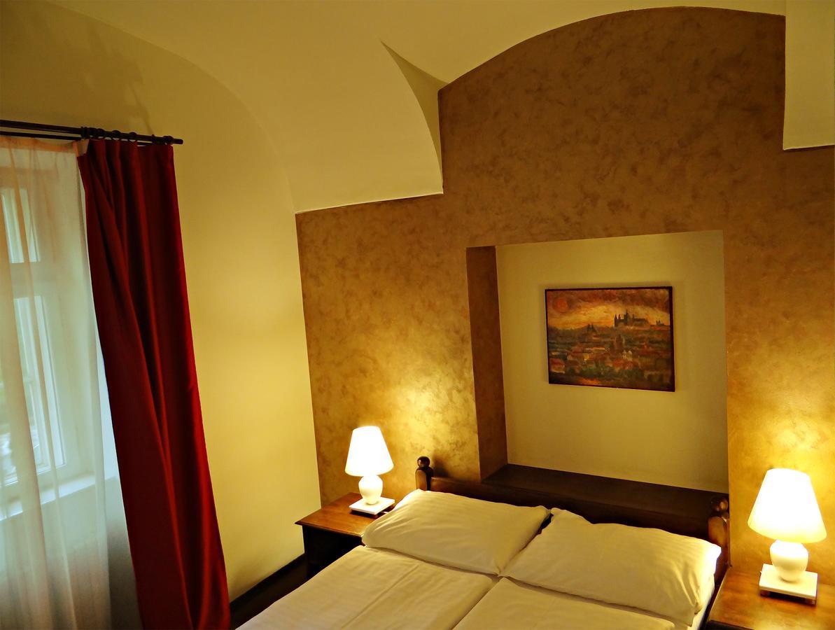 Hotel U Krize Прага Екстер'єр фото