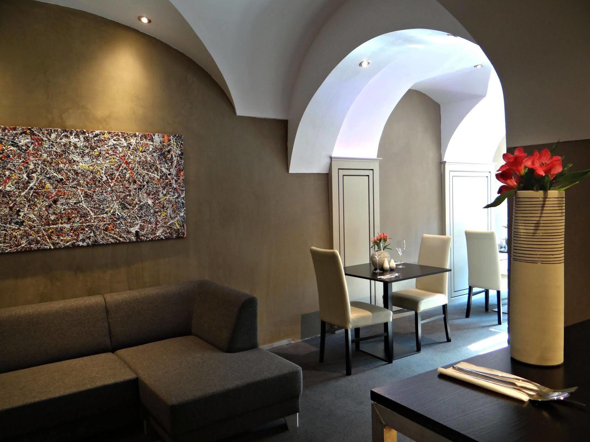 Hotel U Krize Прага Екстер'єр фото