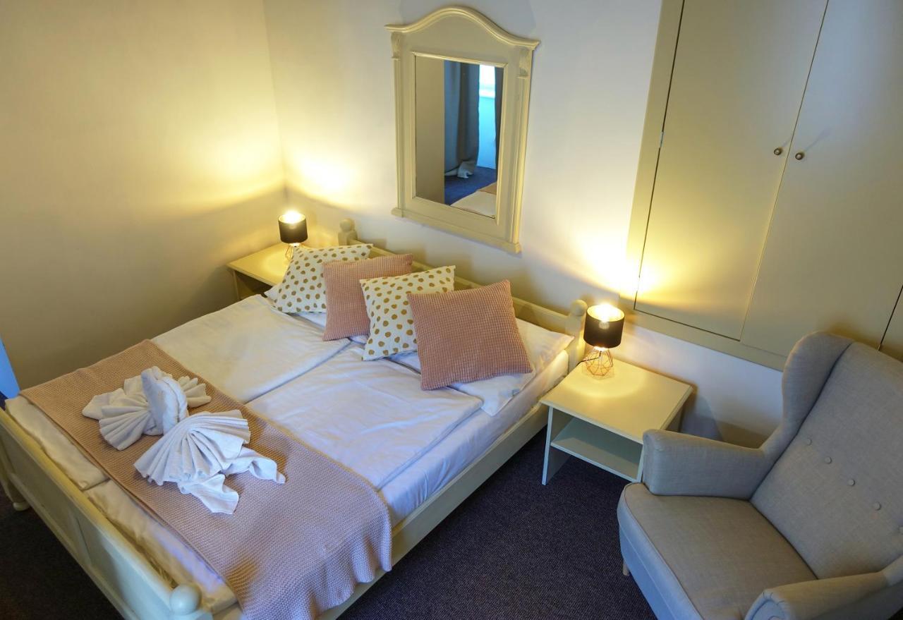 Hotel U Krize Прага Екстер'єр фото